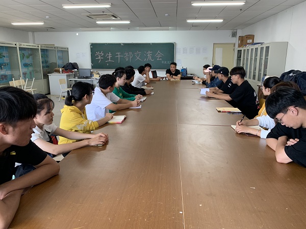 机电系举行员工干部交流会.jpg 机电系举行员工干部交流会.jpg