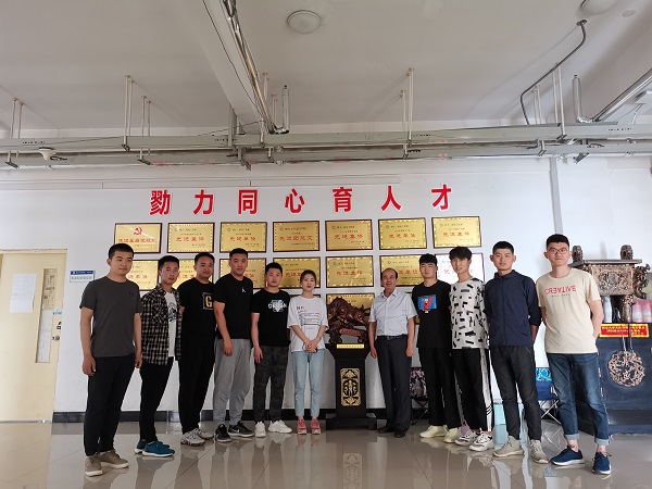 机电工程系2019届毕业生向母校捐赠“孺子牛”.jpg 机电工程系2019届毕业生向母校捐赠“孺子牛”.jpg
