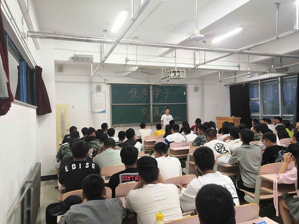机电工程系举办优秀学子交流会.jpg 机电工程系举办优秀学子交流会.jpg